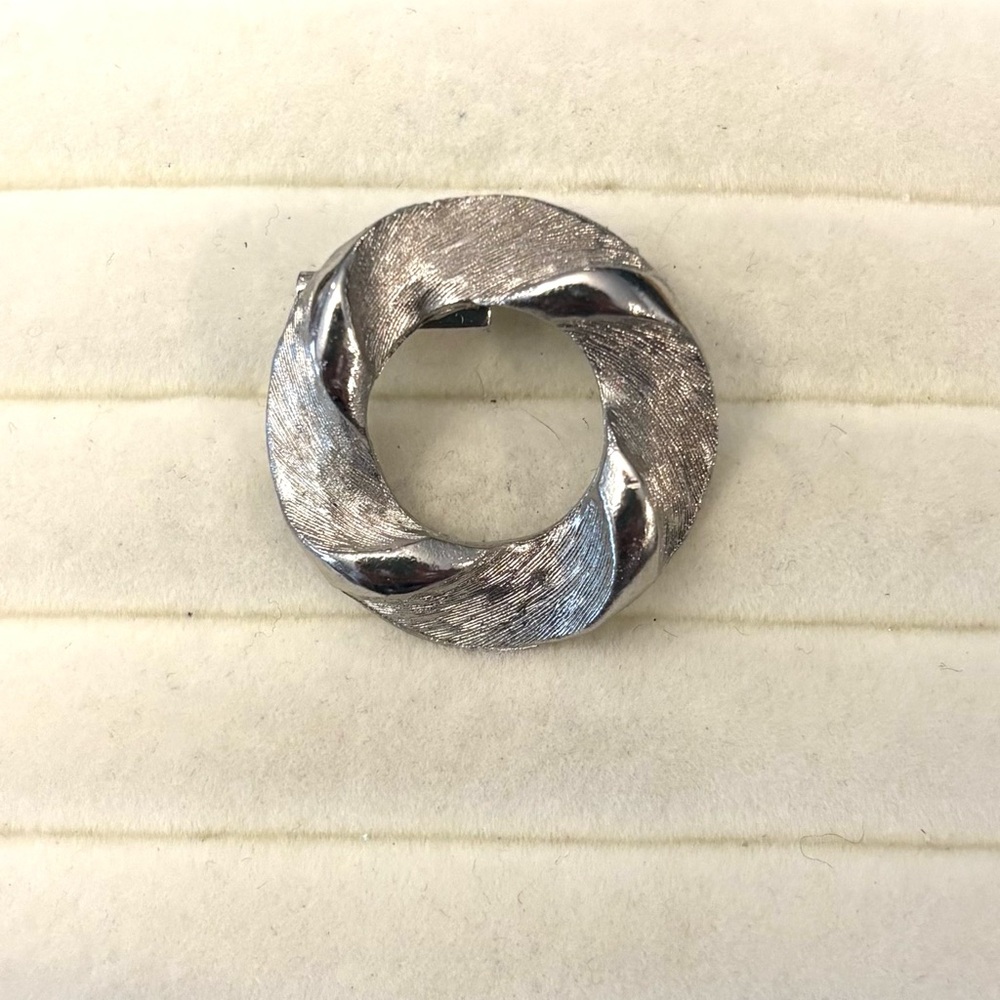 Vintage Circle Pin Brooch Simple Elegant Etched Silver Tone Round Scarf Clip‎ 1”